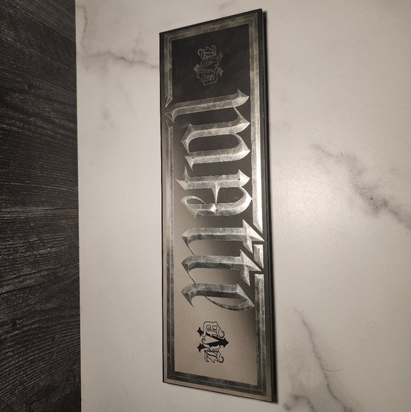 Kat Von D Metal Matte Metal Eyeshadow Palette/ Metallic & Matte Authentic New - Picture 4 of 8